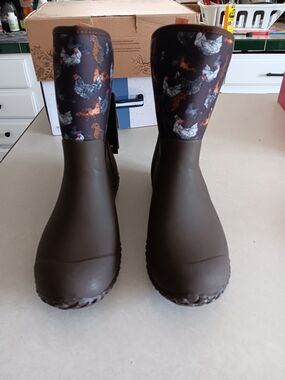 Womens Muck Boots With Chicken Design Size 8.